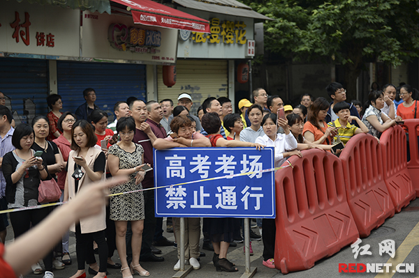 考场上的巨人，2米二三高考生的挑战与坚持之路揭秘记实录高考考场多少米禁止施工